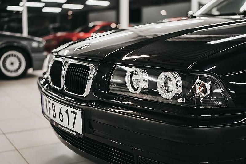 Begagnad BMW 328 193 HK (141 kW) 1999 Svart Cab