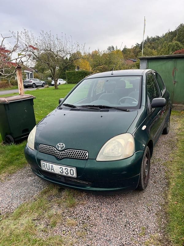 Begagnad 2000 Toyota Yaris Halvkombi | 10 000 kr (Bra pris) - Bild 1/4