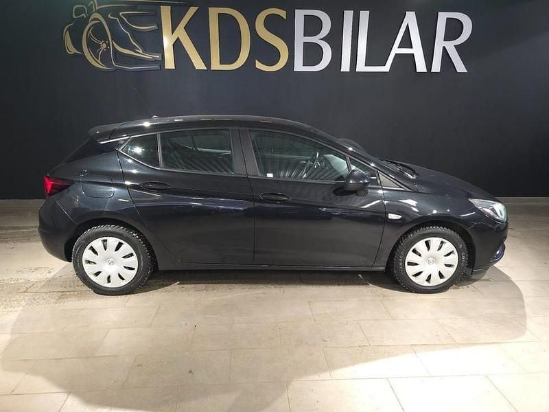 Begagnad Opel Astra Edition 105 HK (77 kW) 2016 Svart Halvkombi