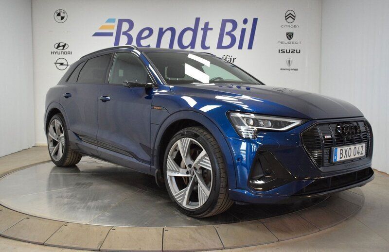 Navarra blå metallic Begagnad 2022 Audi e-tron S-Line SUV | 449 500 kr (Marknadspris) - Bild 1/3