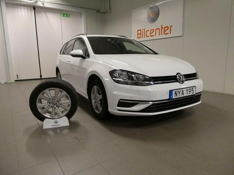 Vit Begagnad 2018 VW Golf VII Kombi | 179 900 kr (Marknadspris) - Bild 1/3