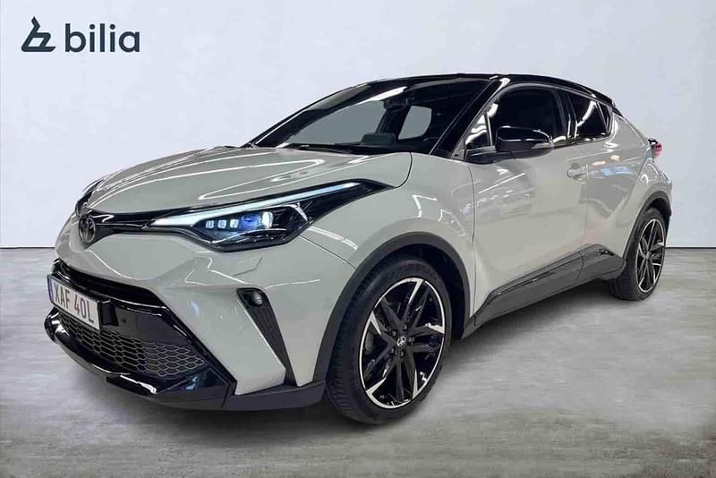 Grå Begagnad 2022 Toyota C-HR Sport SUV | 299 900 kr (Marknadspris) - Bild 1/1