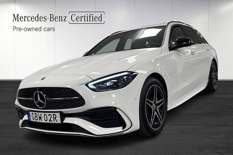 Vit Begagnad 2024 Mercedes C300e AMG Kombi | 539 000 kr (Bra pris) - Bild 1/4