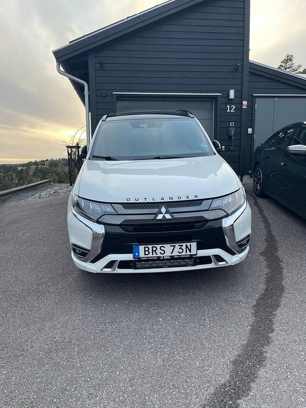 Begagnad Mitsubishi Outlander 224 HK (164 kW) 2020 Pärlemor SUV