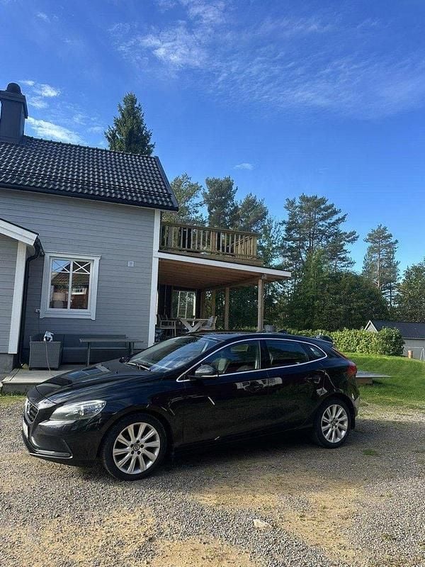 Svart Begagnad 2014 Volvo V40 Kombi | 100 000 kr (Marknadspris) - Bild 1/4