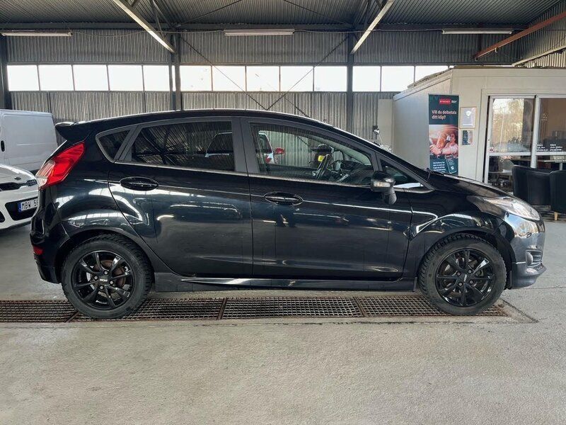 Svart Begagnad 2016 Ford Fiesta Titanium Halvkombi | 82 900 kr (Lite dyr) - Bild 1/4