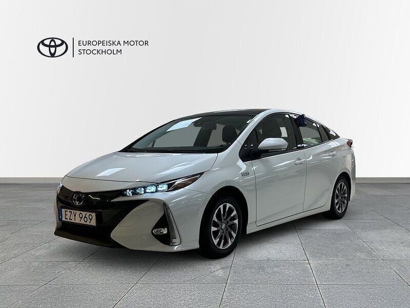Vit Begagnad 2018 Toyota Prius Plug-in Hybrid Halvkombi | 209 900 kr (Marknadspris) - Bild 1/4