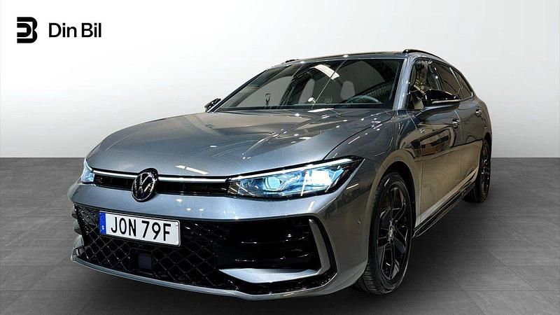 Mörkgrå Begagnad 2024 VW Passat R-line Kombi | 479 900 kr - Bild 1/4