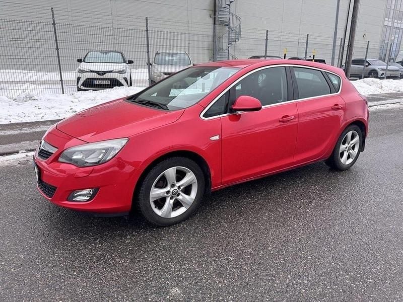Begagnad Opel Astra Enjoy 180 HK (132 kW) 2011 Röd Halvkombi