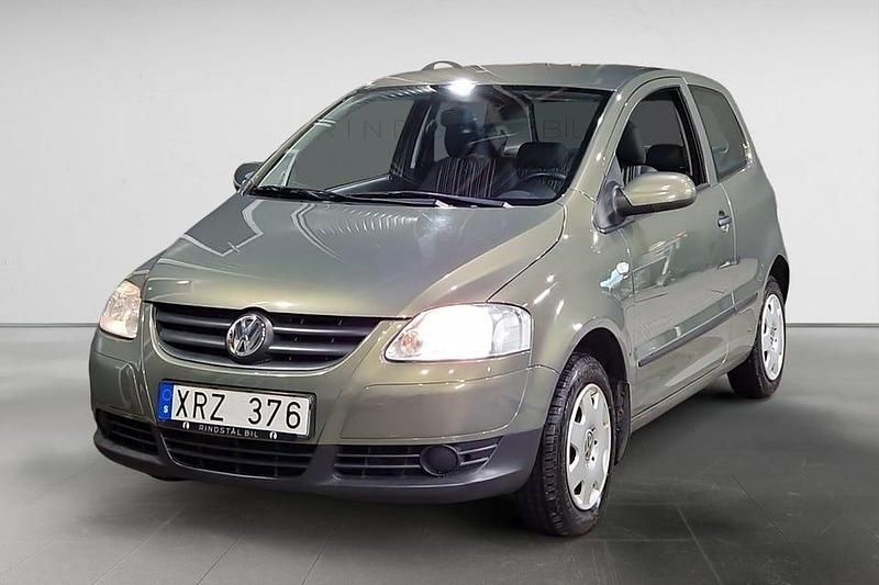 Grön Begagnad 2005 VW Fox Comfortline Halvkombi | 29 900 kr - Bild 1/3