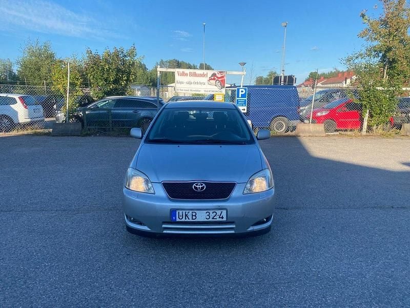 Silver Begagnad 2003 Toyota Corolla Halvkombi | 34 900 kr (Marknadspris) - Bild 1/4