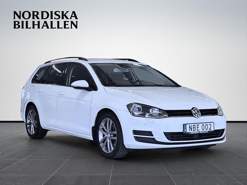 Vit Begagnad 2016 VW Golf VII Kombi | 135 795 kr (Marknadspris) - Bild 1/4