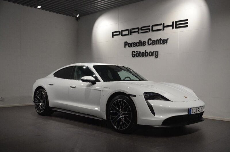 Vit (white) Begagnad 2021 Porsche Taycan Sedan | 649 000 kr (Bra pris) - Bild 1/3