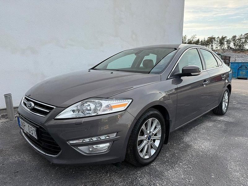 Brun Begagnad 2012 Ford Mondeo Halvkombi | 69 900 kr (Marknadspris) - Bild 1/4