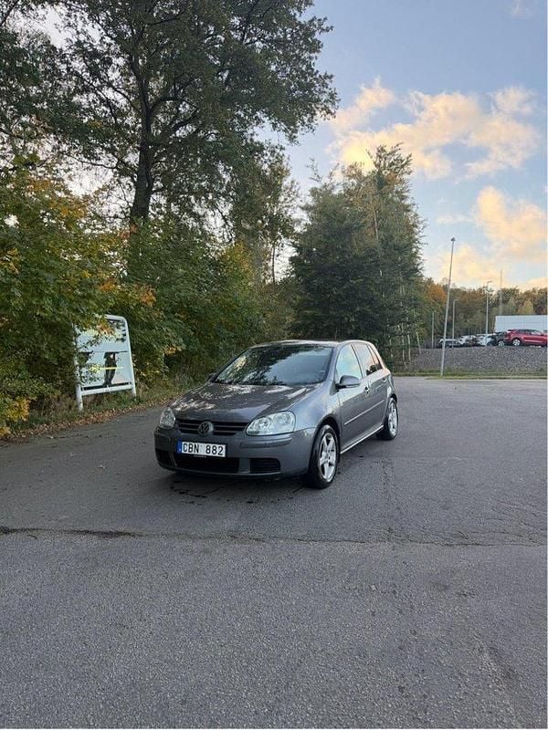 Grå Begagnad 2007 VW Golf V Trendline Halvkombi | 25 000 kr (Bra pris) - Bild 1/4