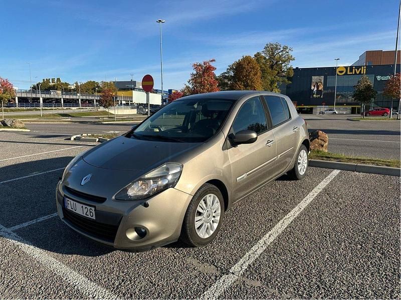 Brun Begagnad 2011 Renault Clio Halvkombi | 30 000 kr - Bild 1/3