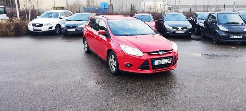 Röd Begagnad 2011 Ford Focus Trend Kombi | 39 900 kr (Marknadspris) - Bild 1/4