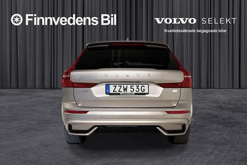 Begagnad Volvo XC60 Plus 355 HK (261 kW) 2024 Ljusgrå SUV