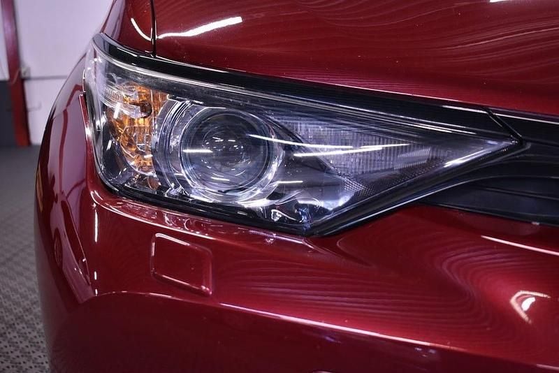 Begagnad Toyota Auris Touring Sports Comfort 136 HK (100 kW) 2018 Röd Kombi