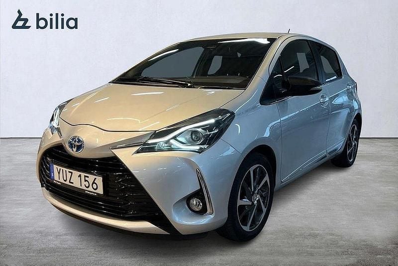 Silver Begagnad 2017 Toyota Yaris Hybrid Executive Halvkombi | 159 900 kr (Marknadspris) - Bild 1/4