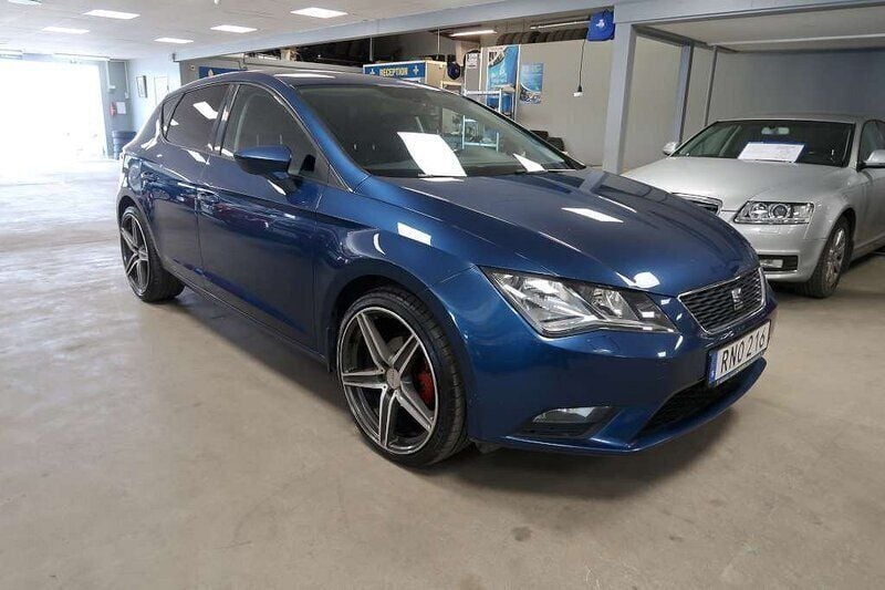 Blå Begagnad 2015 Seat Leon Style Halvkombi | 79 500 kr (Marknadspris) - Bild 1/4