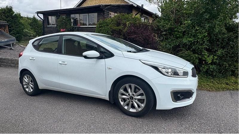 Vit Begagnad 2017 Kia Ceed Halvkombi | 80 000 kr (Bra pris) - Bild 1/3