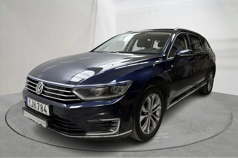 Mörkblå Begagnad 2017 VW Passat | 144 000 kr (Marknadspris) - Bild 1/4