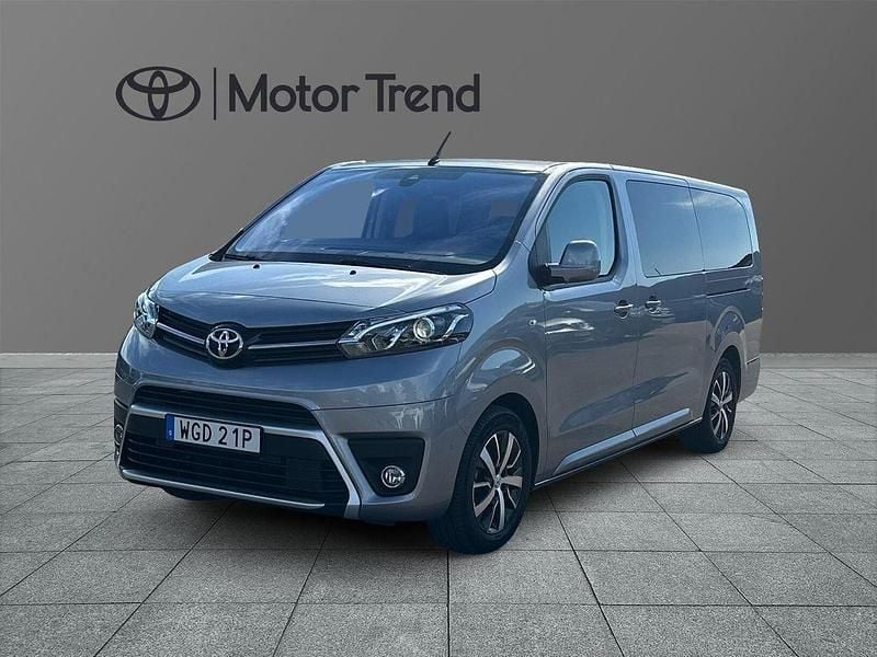 Silver Begagnad 2024 Toyota Proace Verso Premium Kombi | 499 000 kr (Marknadspris) - Bild 1/4