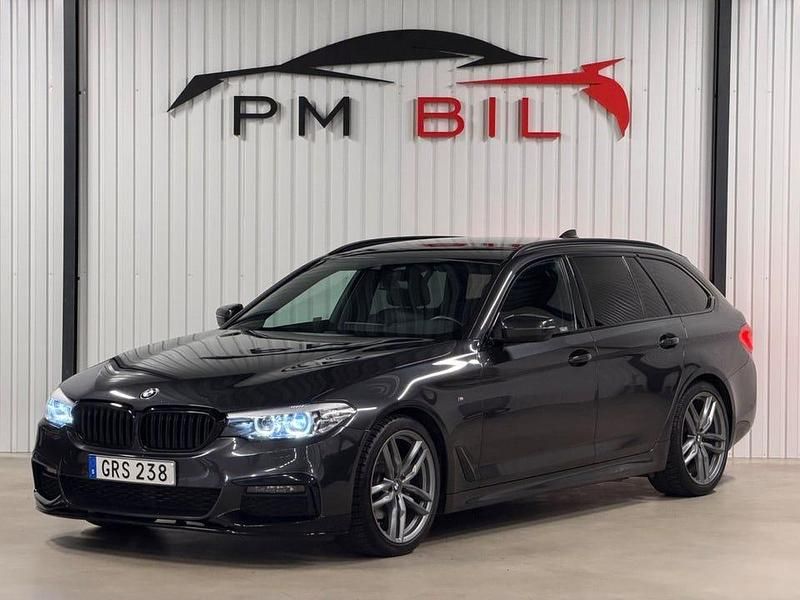 Grå Begagnad 2019 BMW 520 M Sport Kombi | 279 900 kr (Marknadspris) - Bild 1/4