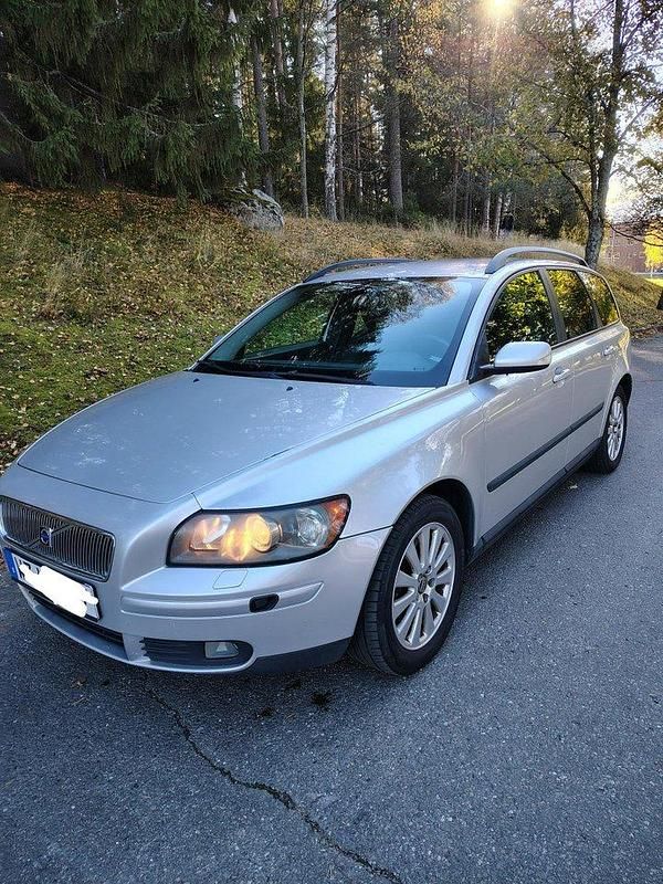 Grå Begagnad 2006 Volvo V50 Kombi | 43 000 kr (Marknadspris) - Bild 1/4