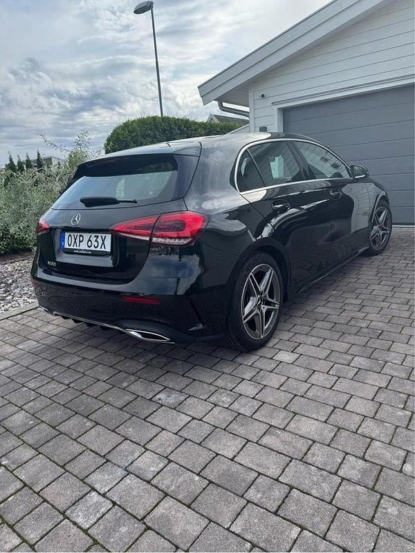 Svart Begagnad 2022 Mercedes A180 AMG Halvkombi | 279 500 kr (Marknadspris) - Bild 1/4