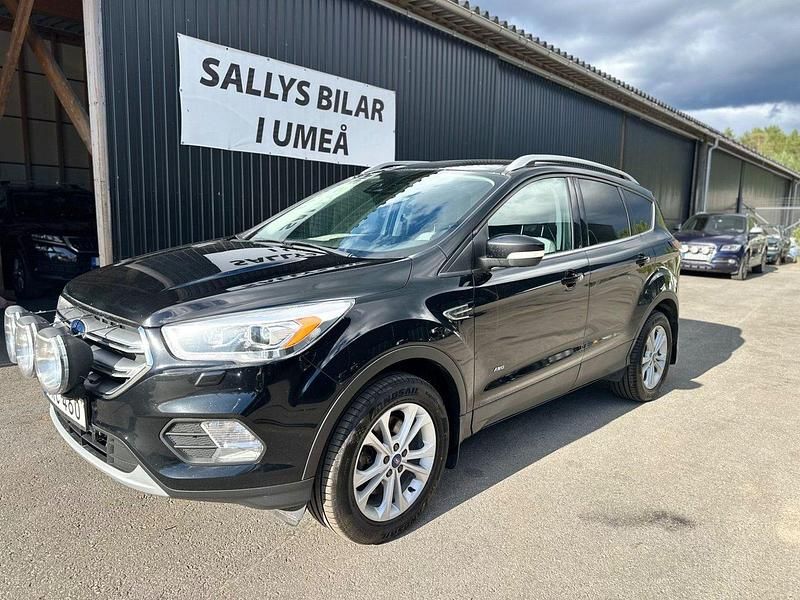 Svart Begagnad 2017 Ford Kuga Titanium SUV | 149 000 kr (Marknadspris) - Bild 1/4