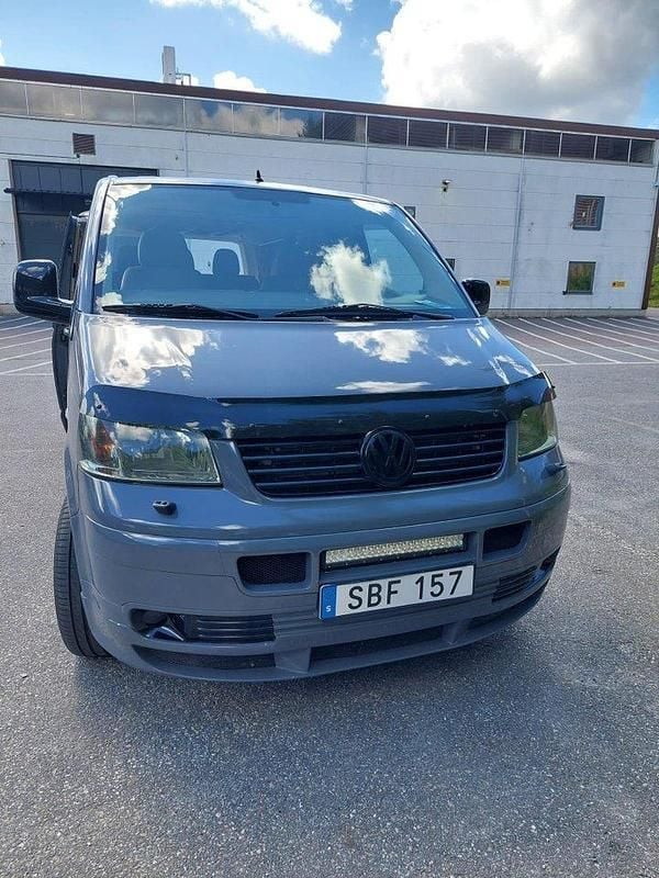Grå Begagnad 2008 VW Caravelle Minibuss | 170 000 kr (Dyr) - Bild 1/4