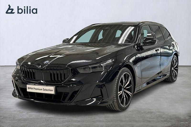 Safirsvart metallic Begagnad 2025 BMW 530 M Sport Kombi | 659 900 kr - Bild 1/4