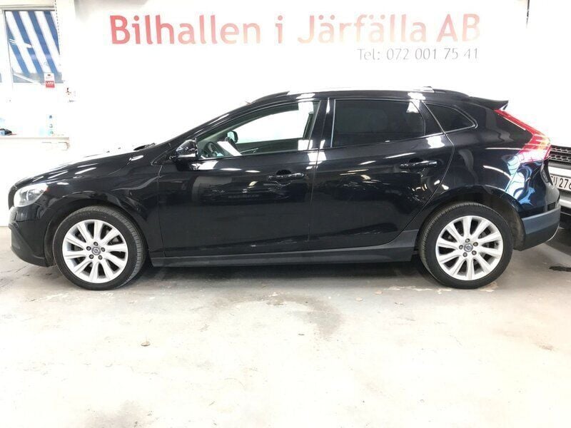 Svart Begagnad 2013 Volvo V40 CC Momentum Kombi | 159 900 kr (Marknadspris) - Bild 1/4