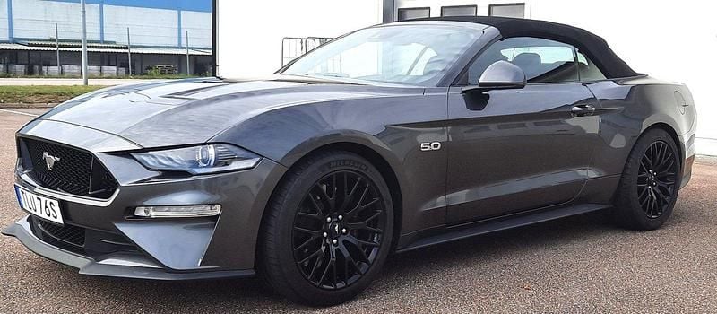 Grå Begagnad 2019 Ford Mustang GT Convertible Cab | 480 000 kr (Bra pris) - Bild 1/4
