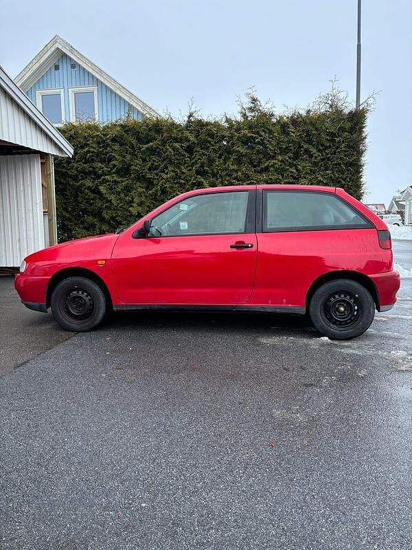 Begagnad Seat Ibiza 60 HK (44 kW) 1998 Röd Halvkombi