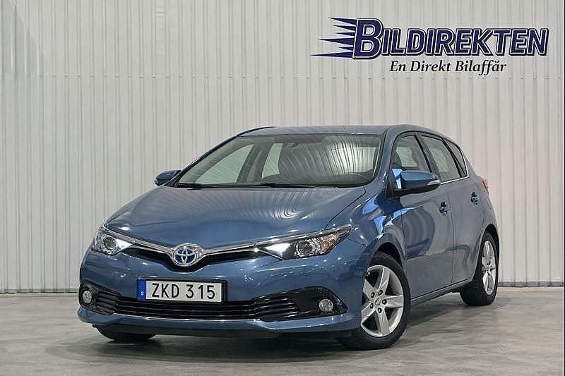 Blå Begagnad 2015 Toyota Auris Hybrid Comfort Halvkombi | 144 800 kr (Marknadspris) - Bild 1/4