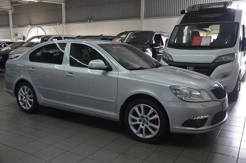 Silver Begagnad 2009 Skoda Octavia RS Halvkombi | 79 900 kr (Marknadspris) - Bild 1/4