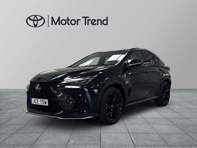 Svart Begagnad 2023 Lexus NX450h+ Sport Line SUV | 589 900 kr (Marknadspris) - Bild 1/3