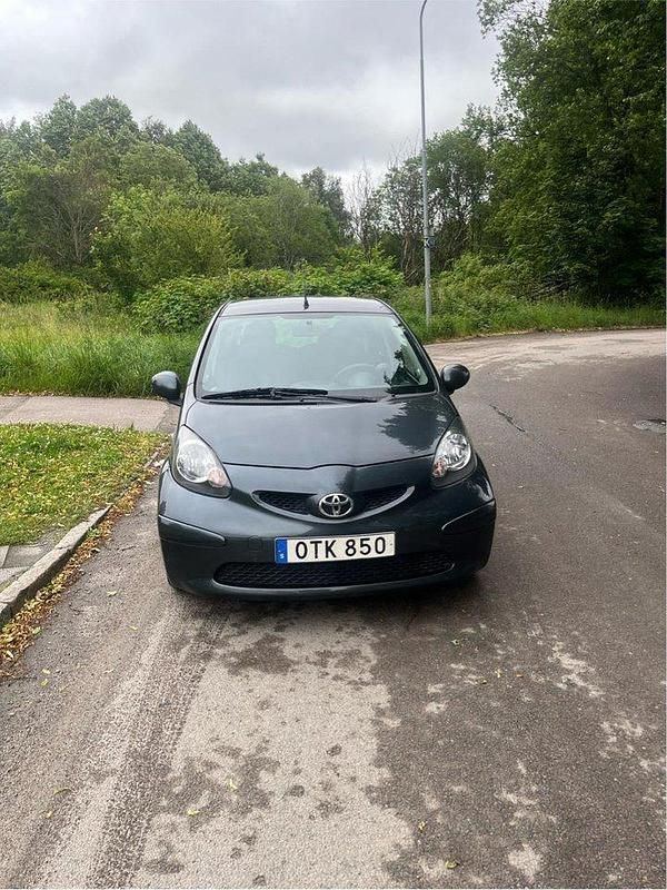 Grå Begagnad 2008 Toyota Aygo Halvkombi | 40 000 kr (Marknadspris) - Bild 1/4