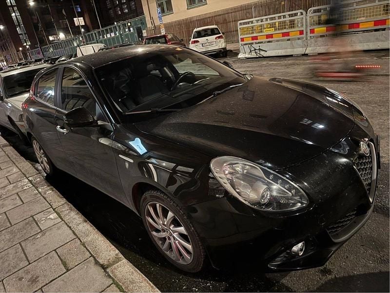 Svart Begagnad 2017 Alfa Romeo Giulietta Super Halvkombi | 109 000 kr - Bild 1/4