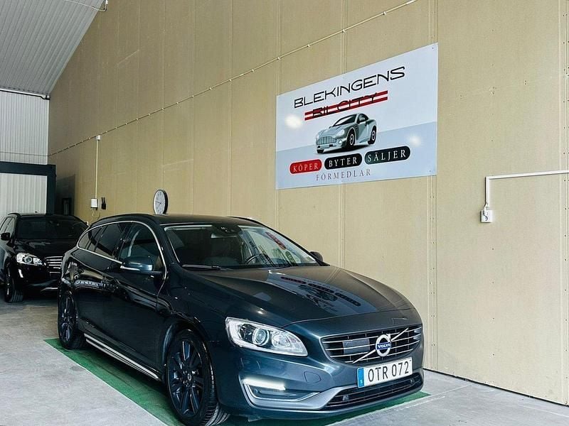 Grå Begagnad 2015 Volvo V60 Kombi | 139 900 kr (Marknadspris) - Bild 1/4
