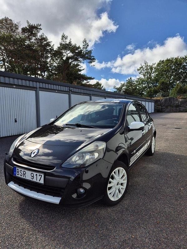 Svart Begagnad 2010 Renault Clio R.S. Halvkombi | 29 900 kr (Marknadspris) - Bild 1/4