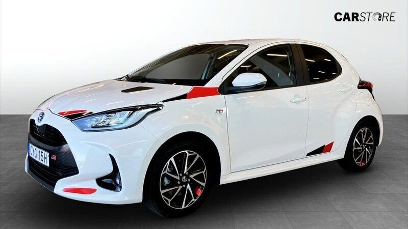 Vit Begagnad 2022 Toyota Yaris Hybrid Halvkombi | 204 900 kr (Marknadspris) - Bild 1/4