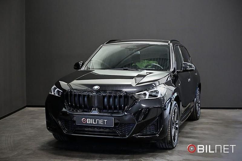Svart Begagnad 2023 BMW X1 M Sport SUV | 479 900 kr (Marknadspris) - Bild 1/3