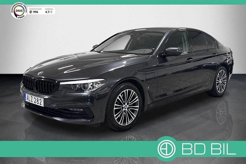Grå Begagnad 2018 BMW 530e iPerformance Sedan | 249 900 kr (Marknadspris) - Bild 1/3
