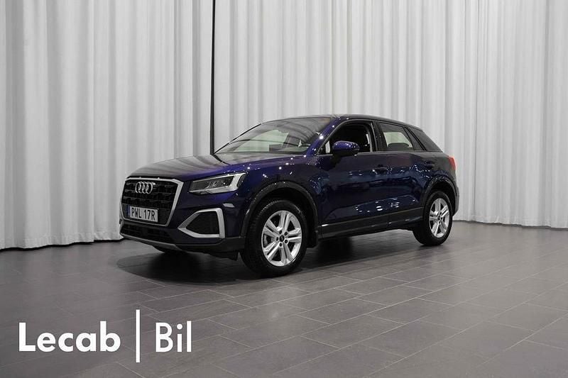 Blå (navarrablå metallic) Begagnad 2024 Audi Q2 Advanced SUV | 289 500 kr (Marknadspris) - Bild 1/4