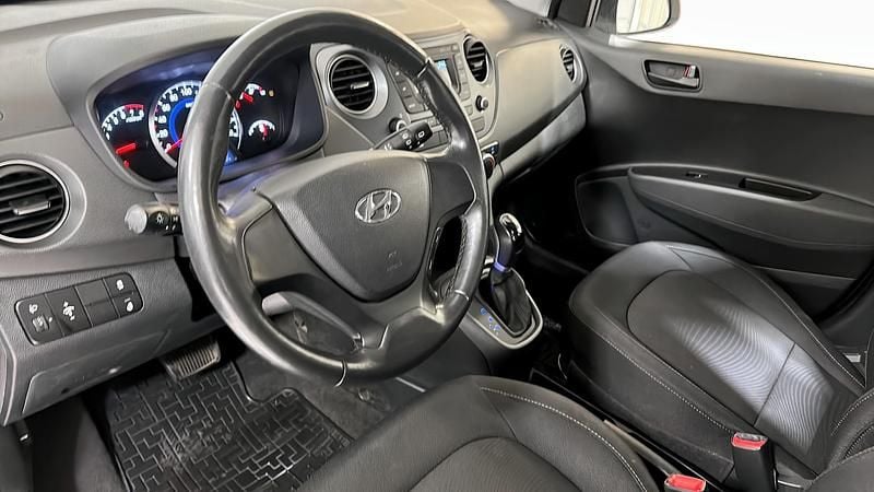 Begagnad Hyundai i10 Comfort 67 HK (49 kW) 2017 Silver Halvkombi