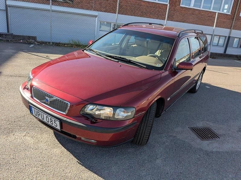 Röd Begagnad 2004 Volvo V70 Business Edition Kombi | 35 000 kr (Marknadspris) - Bild 1/4